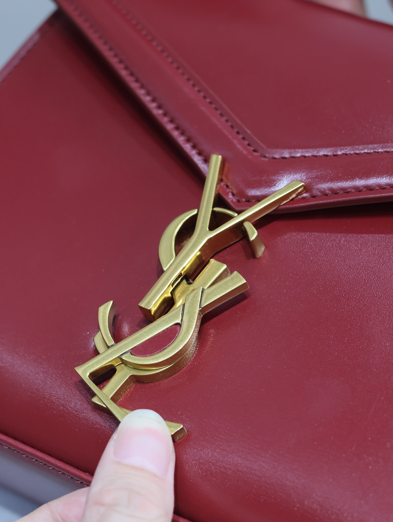 CASSANDRA ميني TOP HANDLE BAG 20 IN أحمر جلد عجل إكسسوارات ذهبية